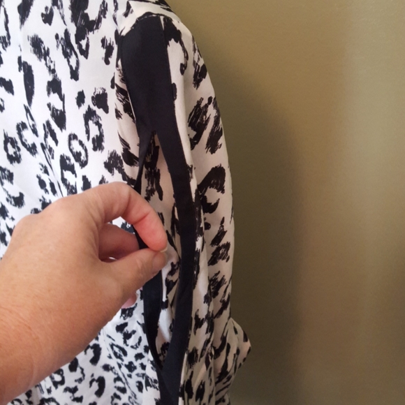 Woman's animal print blouse - Picture 3 of 5